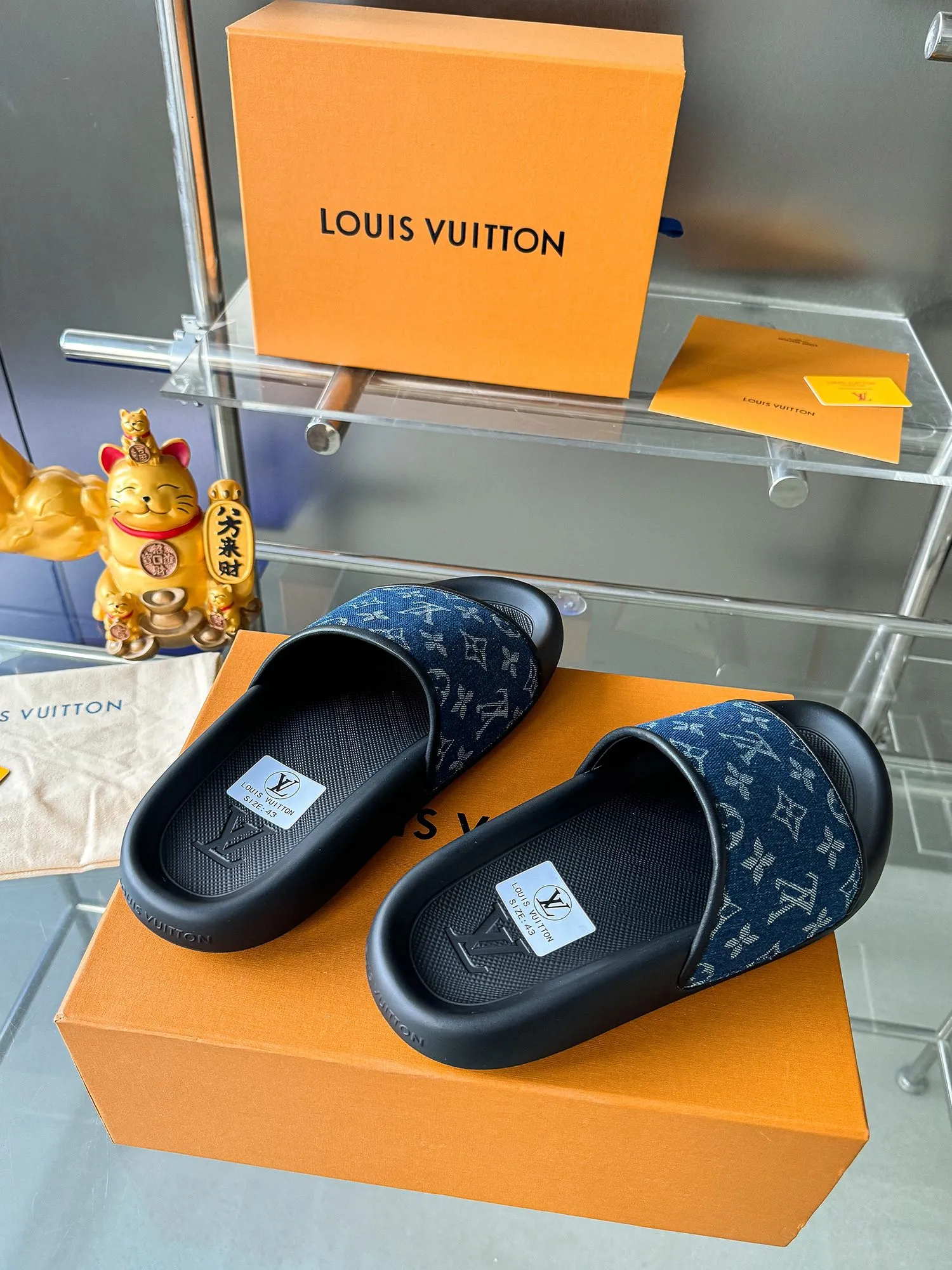 [L Home] P: 300💰 ▪️Shoe size: Women's 35-40 Men's 38-46▪️Packaging: Counter top quality~original packaging Louis Vuitton lv couple's monogram embossed slippers This season, Waterfront sandals return with a new look, and the upper buckle is embossed with Louis Vuitton's iconic Monogram pattern. Made of waterproof rubber with a comfortable and resilient insole. The lightweight, flexible outsole is embossed with the Louis Vuitton logo. Exquisitely packaged at the delivery counter 🛍📦 ▪️Fabric: Original molded rubber foam ▪️Sole: Original molded rubber foam outsole ▪️Sole thickness: 3CM.